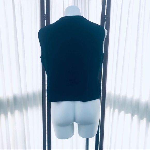 St. John Basics Shoulder Zip Sleeveless Top - Picture 4 of 15